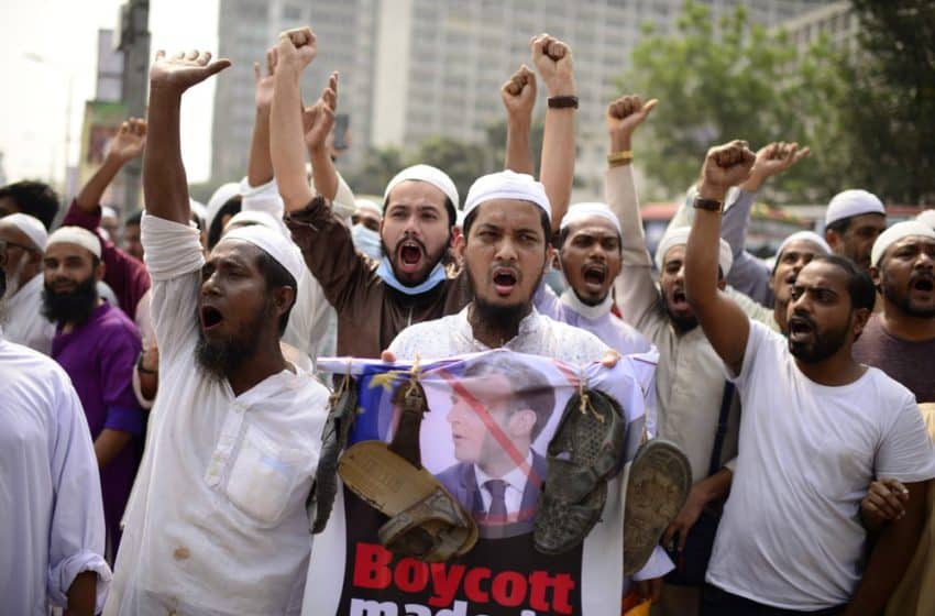 'Boycott on French products' demand Bangladeshi rallies on streets [Image: AP/ Mahmud Hossain Opu]