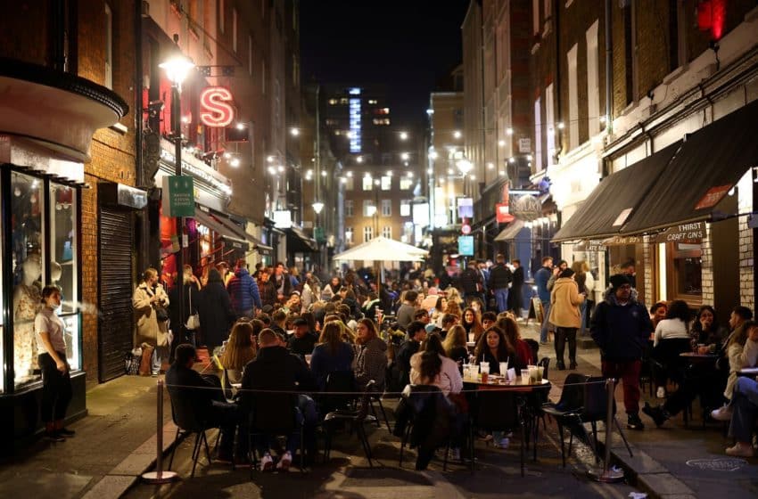 Londoners flock to pubs, eateries hours before country enters month-long lockdown