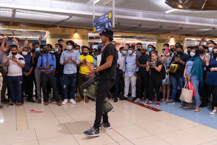 Dubai metro users treated to special live performances