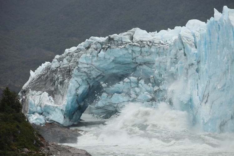 Glacier collapse in Argentina stuns tourists
