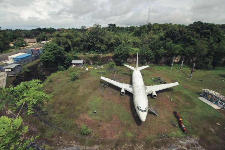 Boeing 737 was mysteriously discovered in a random field and no one knows how it got there