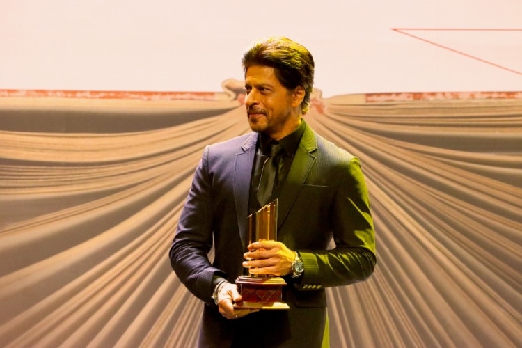1Shah Rukh Khan receives award in Sharjah, wins over audience